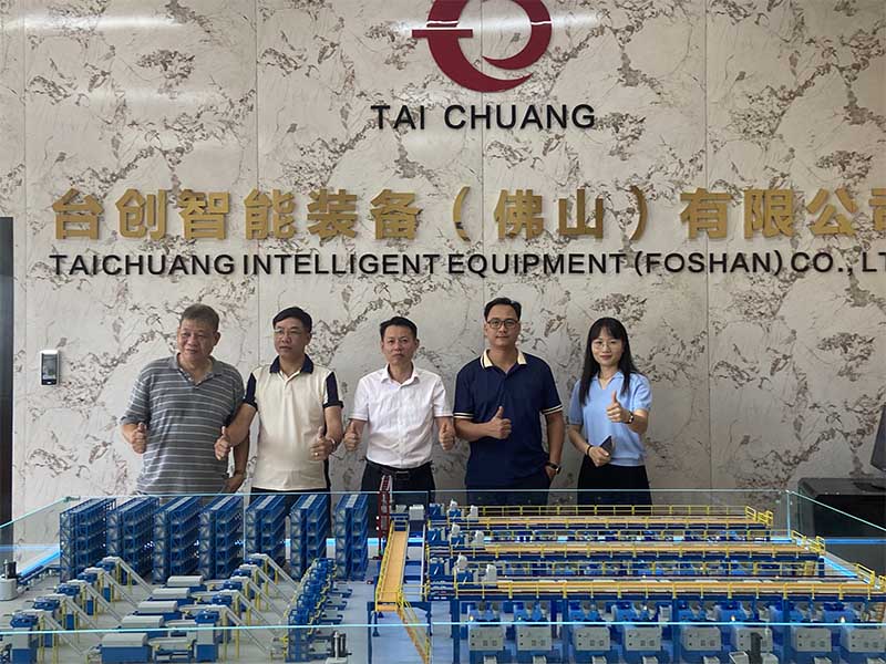 Klient z Wietnamu odwiedza TAICHUANG Intelligent w celu współpracy z maszynami do gwintowania nakrętek