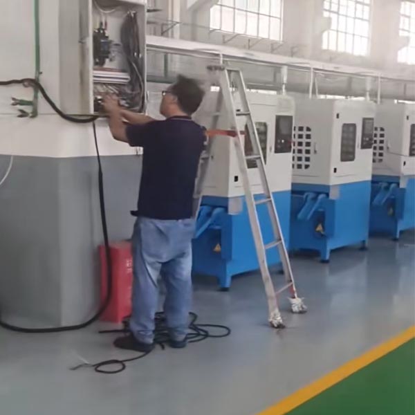 Aktualizacja klienta Jiangsu do maszyn do gwintowania nakrętek